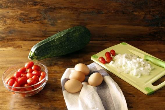 Tortilla de calabacín y tomates cherry 5