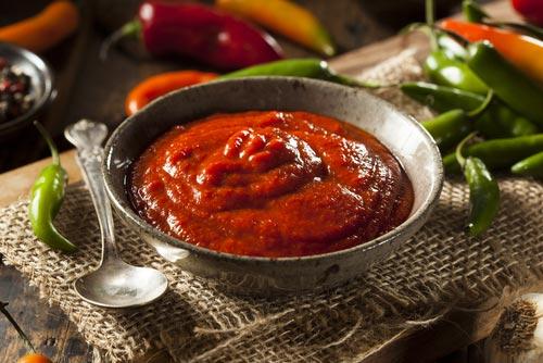 Condimentos_esenciales_en_tu_cocina_salsa_sriracha