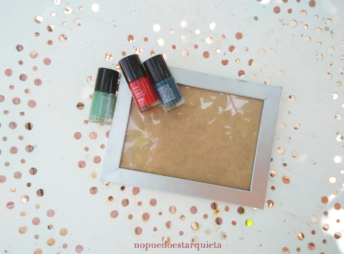 Marco de fotos decorado con pintauñas. Actividades para geriatría.