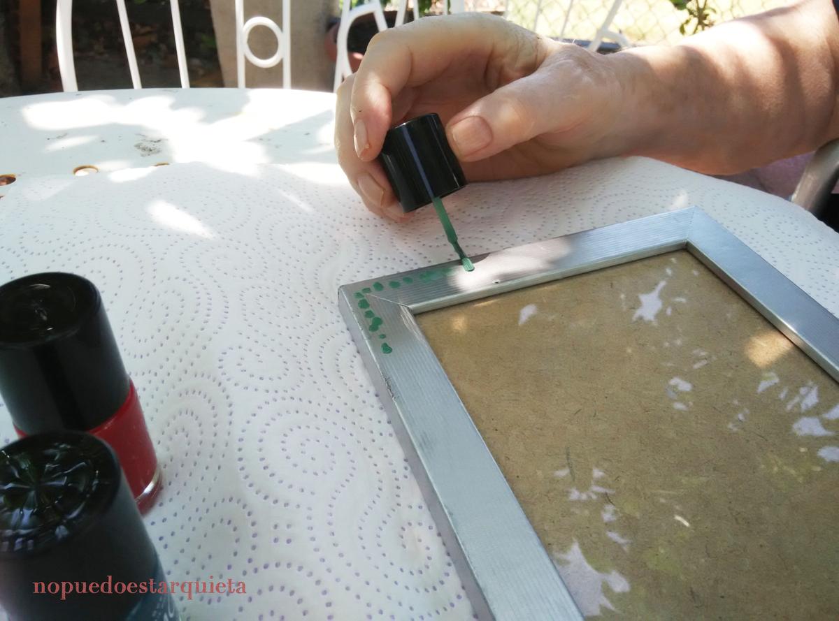 Marco de fotos decorado con pintauñas. Actividades para geriatría.