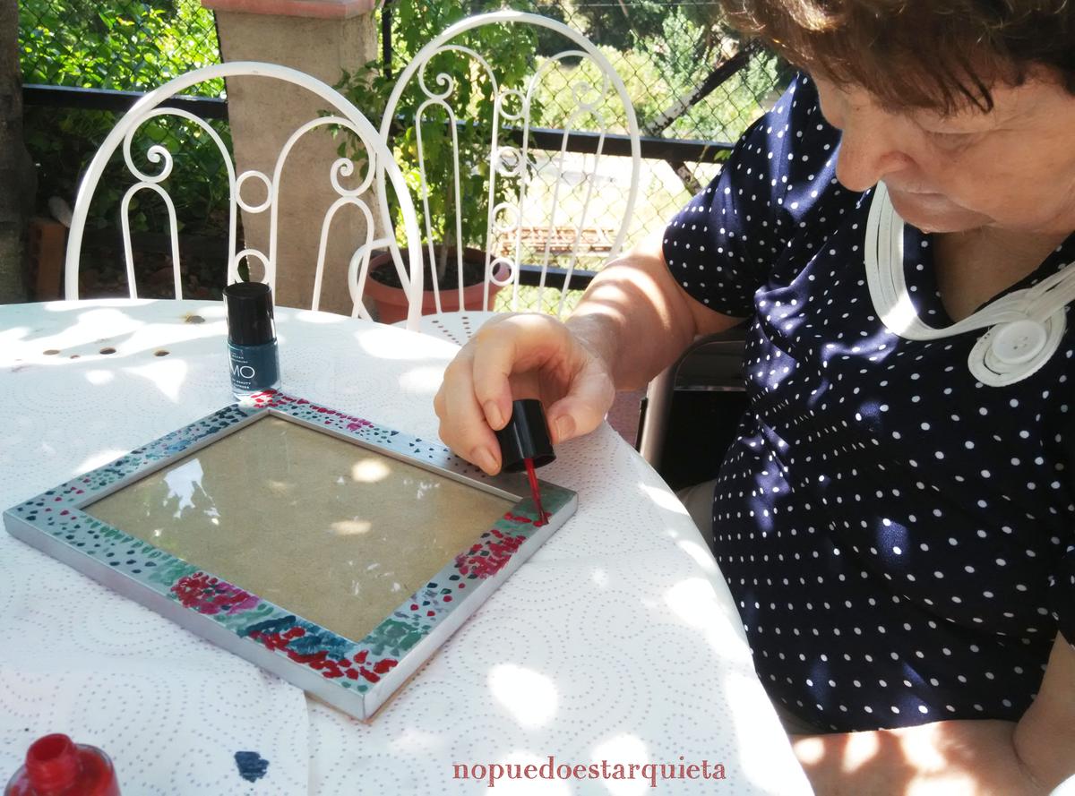 Marco de fotos decorado con pintauñas. Actividades para geriatría.