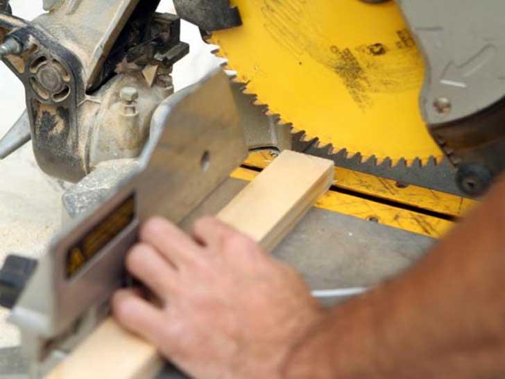 Con un pequeño pedazo de madera, debes medirlo para que sea del mismo largo que la mesa. Luego debes cortar otro pedazo del mismo largo y tamaño porque servirá para afirmar la mesita de luz.