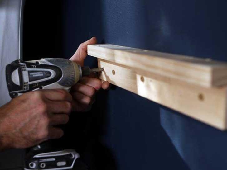 Con la ayuda de el taladro y los tornillos, debes adherirla a la pared como de ve en la imagen. Un pedazo debe ir sobre el otro porque así podrás dejar la mesa colgando, así que cuando hayas terminado con eso puedes comenzar a pintar la mesa del color que quieras.