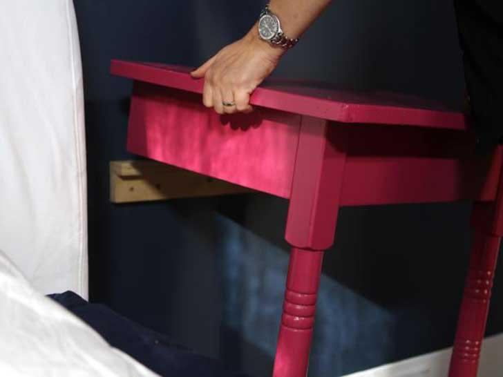 Cuando ya se haya secado, sólo debes colocar la mesa sobre la base que afirmaste a la pared como se ve en la imagen y ¡listo! ya tienes tu propia mesita de luz para que te acompañe con una lámpara y una buena taza de té.