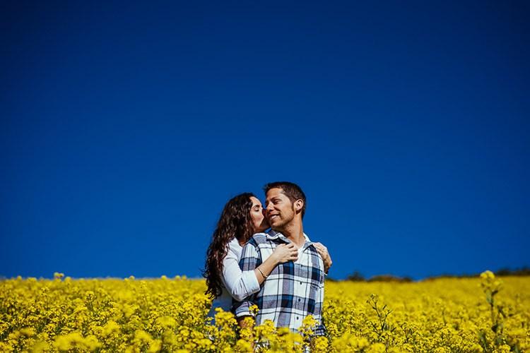 sesiones-compromiso-montana-naturaleza-campos-mostaza-amarillos-florecitas-costa-rica-fotografos-alda-studios-1