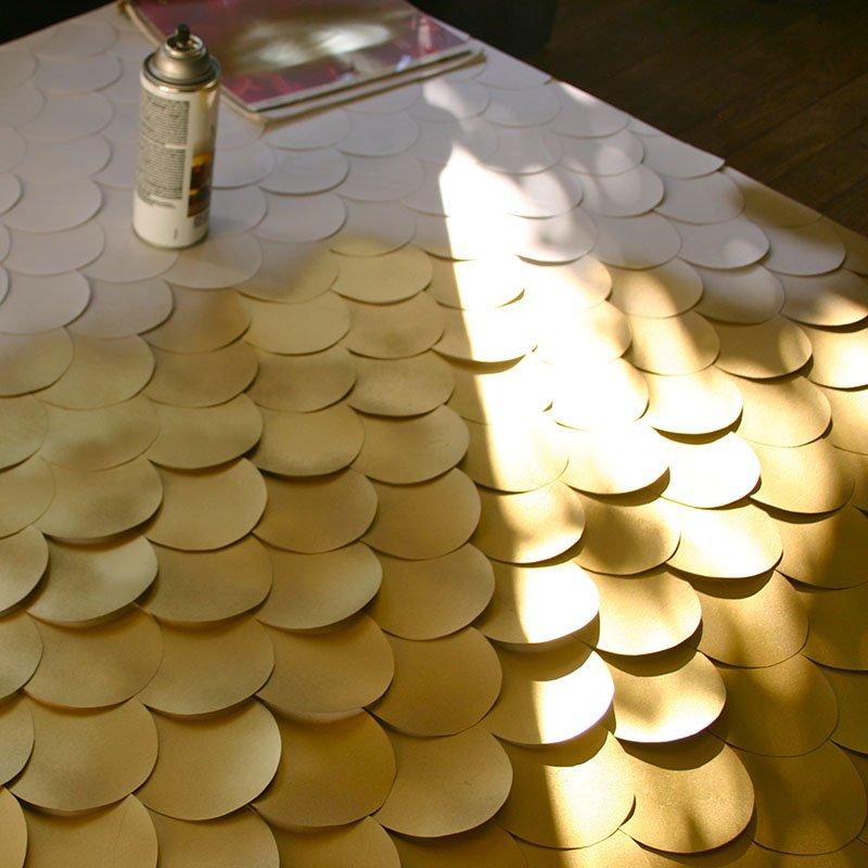 ideas para decorar las paredes panel escamas aerosol