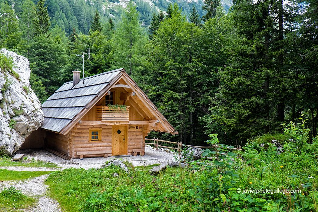 Puesto de socorro de alta montaña cerca del refugio de montaña Frischaufov dom na Okrešlju (1.396 m). La ascensión por la cascada Rinka, la segunda más alta de Eslovenia -105 metros. continúa después hacia el refugio de montaña Frischaufov dom na Okrešlju .Valle de Logarska Dolina. Región de Solčavsko. Alpes de Kamnik y Savinia. Eslovenia © Javier Prieto Gallego
