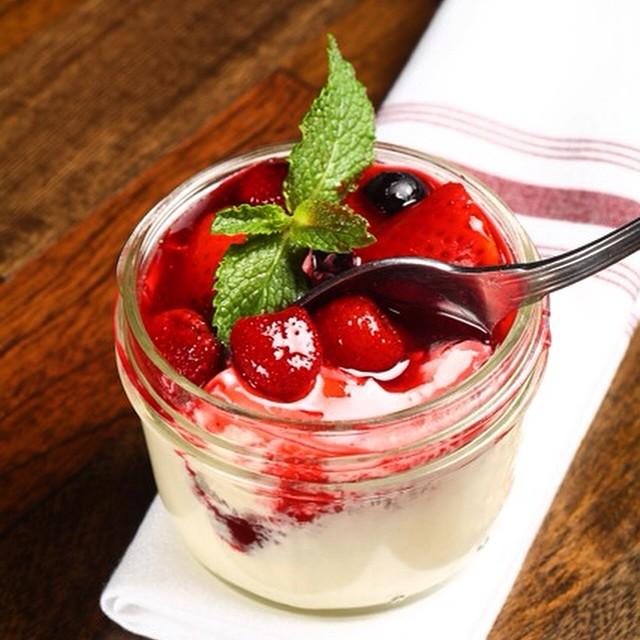Panacotta con frutos rojos