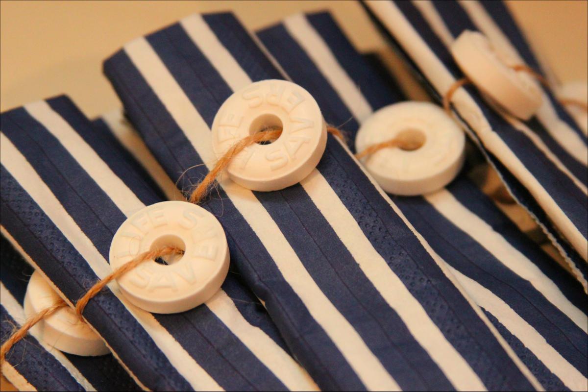 servilletas azul marino rayas