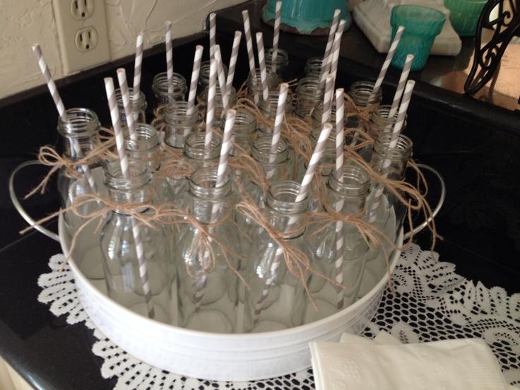 botellitas de cristal con pajitas de papel