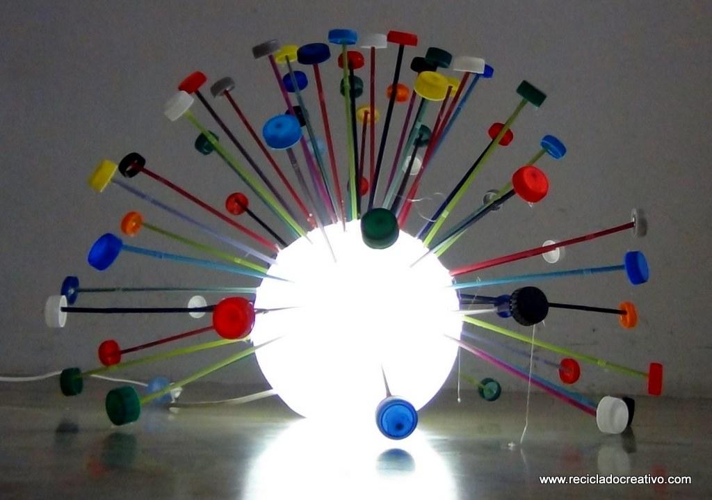 Lámpara con tapones de botellas de plástico