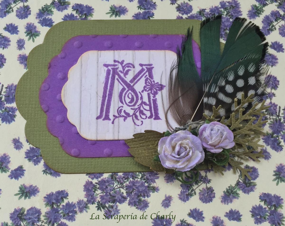 Inicial con estampación y bouquet de flores y plumas