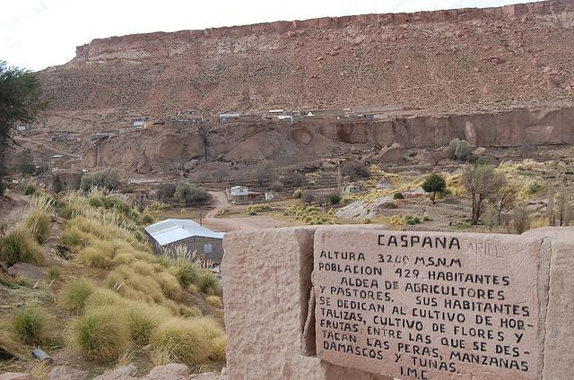 La aldea indígena de Caspana, situado a 3.300 metros sobre el nivel del mar, en el desierto de Atacama, en el norte de Chile. Sus 400 habitantes viven de la pequeña agricultura, como indican orgullosos en una piedra a la entrada del lugar. Ahora, gracias al esfuerzo de dos mujeres tienen electricidad en sus viviendas, generada por paneles solares, que son ya parte de su paisaje. Crédito: Marianela Jarroud/IPS