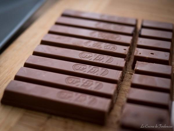 tarta de kit kat y lacasitos