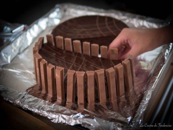 tarta de kit kat y lacasitos