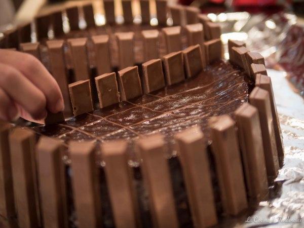 tarta de kit kat y lacasitos