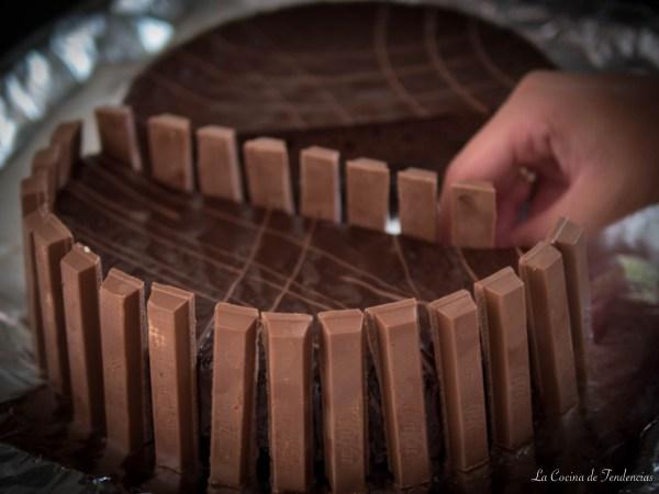 tarta de kit kat y lacasitos