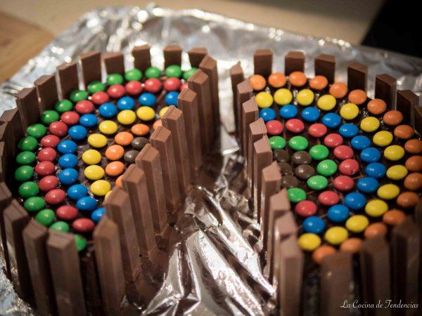 tarta de kit kat y lacasitos