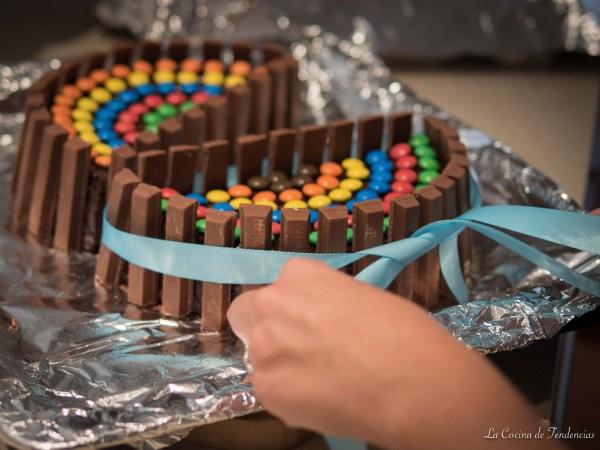 tarta de kit kat y lacasitos
