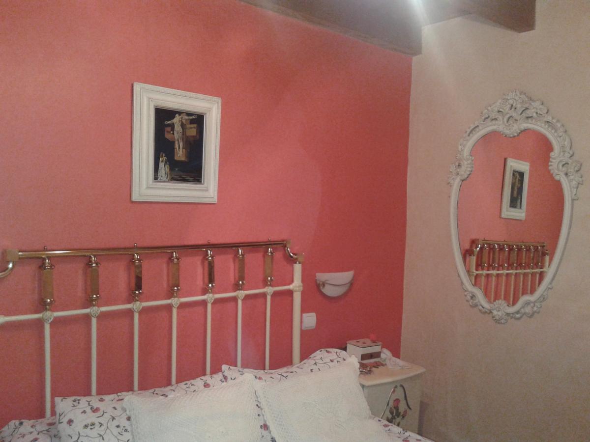  El espejo colgado en la habitación