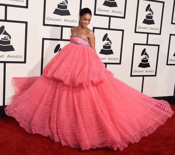 Rihanna en los Grammys 2015 usando Giambattista Valli