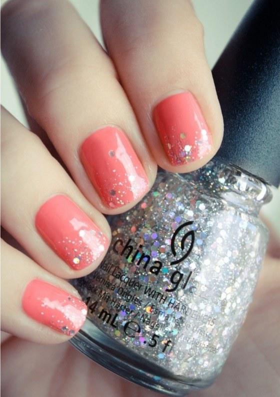 diseño de uñas cortas coral con glitter