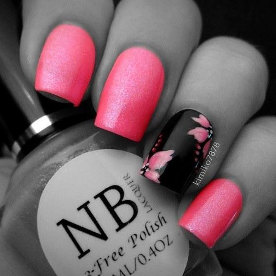 flores en tono coral para uñas