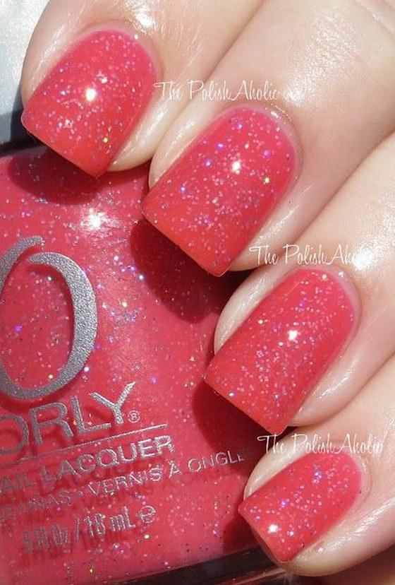 tono de uñas coral con brillantina