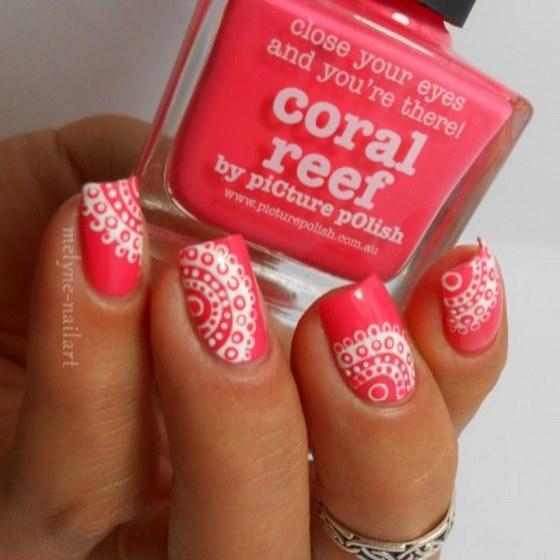 un lindo diseño coral con blanco