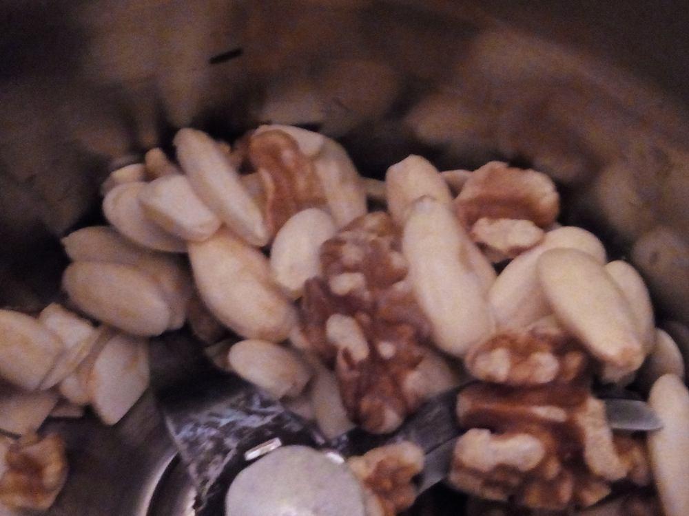 triturando los ingredientes para la base de la tarta de flan de coco