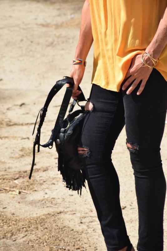 Mustard an black outfit