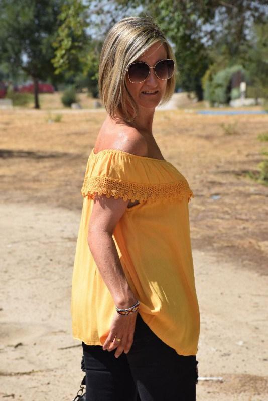 Mustard an black outfit