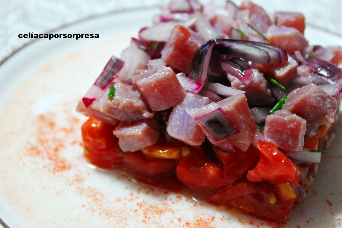 atun-marinado-con-tomate-rosa-de-cerca