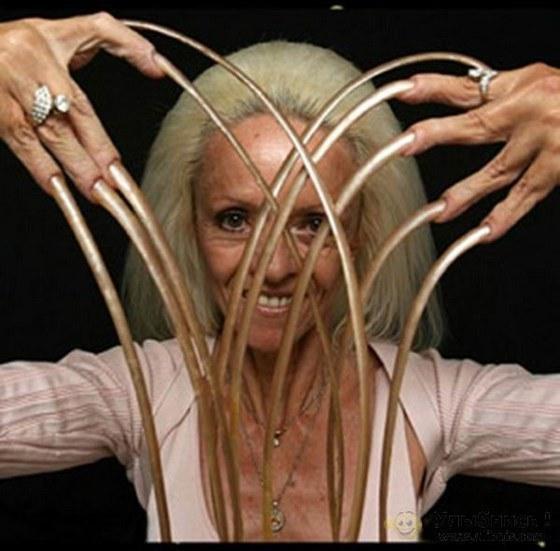 uñas extremadamente largas