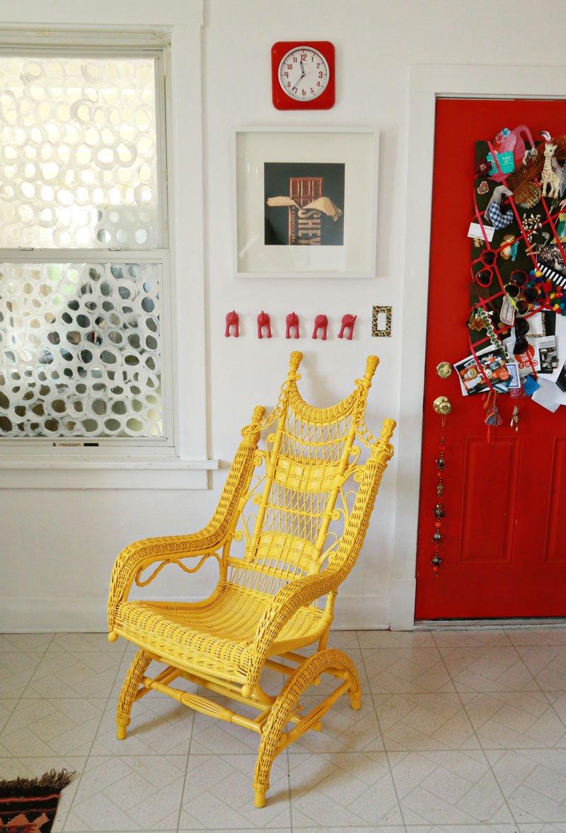 Mecedora pintada de amarillo