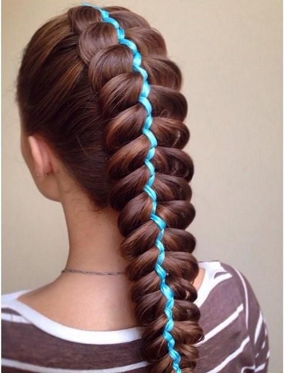 cabello largo trenzado con accesorios