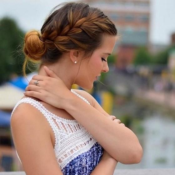 cabello recogido detras de la cabeza