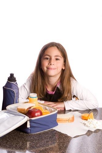 Loncheras_nutritivas_para_niños_niña_con_lonchera_sana