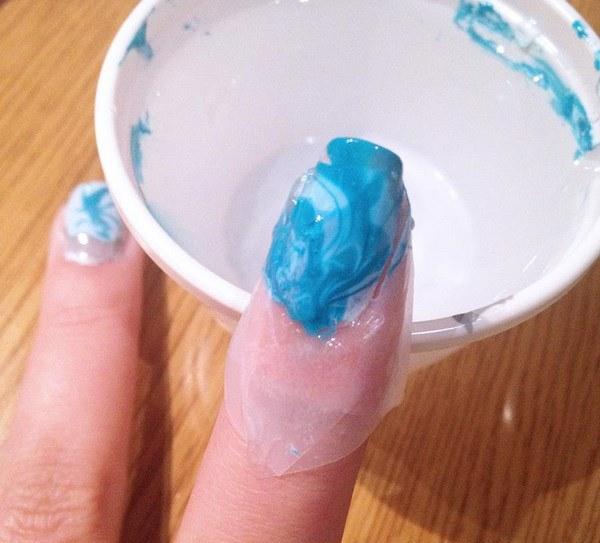 uñas en agua