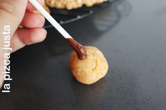 Clavar el palo con chocolate en la bola de bizcocho