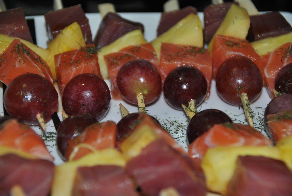 Brochetas de salmón y atún