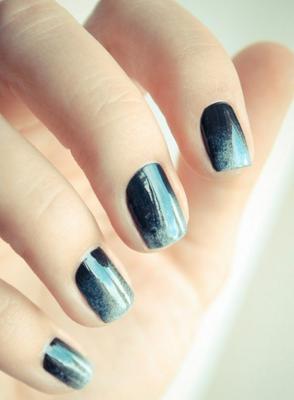 decorando u&ntilde;as azules en degrade