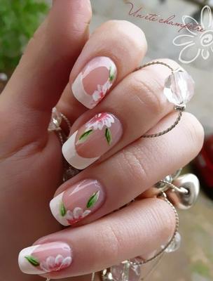u&ntilde;as tipo francesas con flores