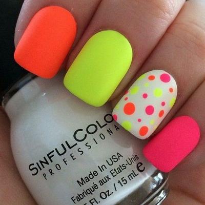 u&ntilde;as de neon de colores