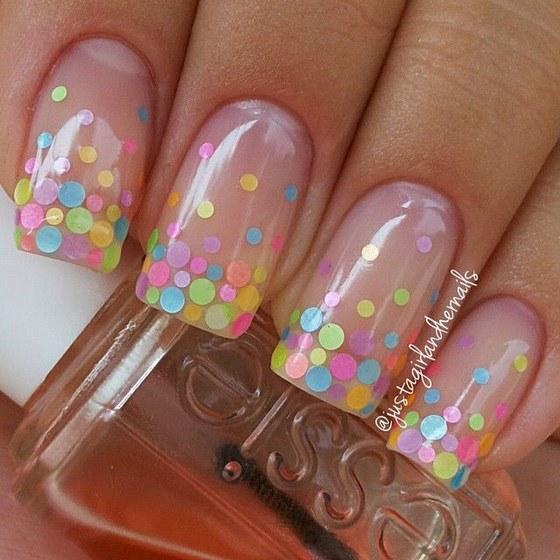 uñas decoradas con accesorios de colores