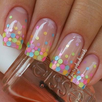 u&ntilde;as decoradas con accesorios de colores