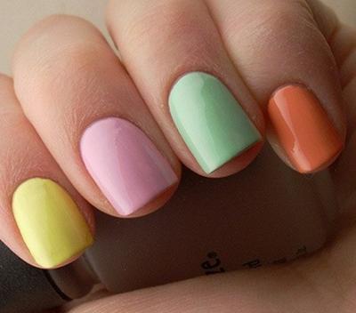 u&ntilde;as de varios colores