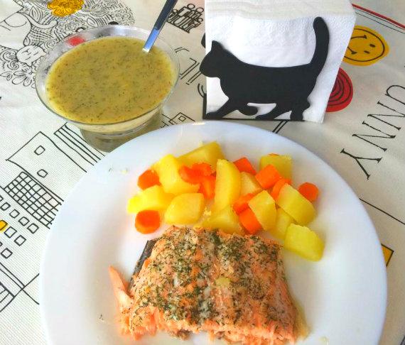 Salmón al horno con salsa de limón y eneldo