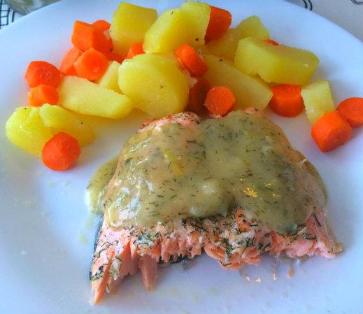 Salmón con salsa de limón y eneldo