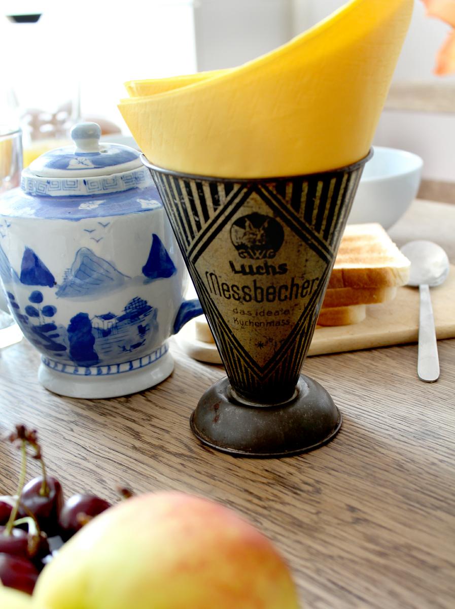 Desayuno-berlines-servilletero-en-medidor-de-liquidos-antiguo